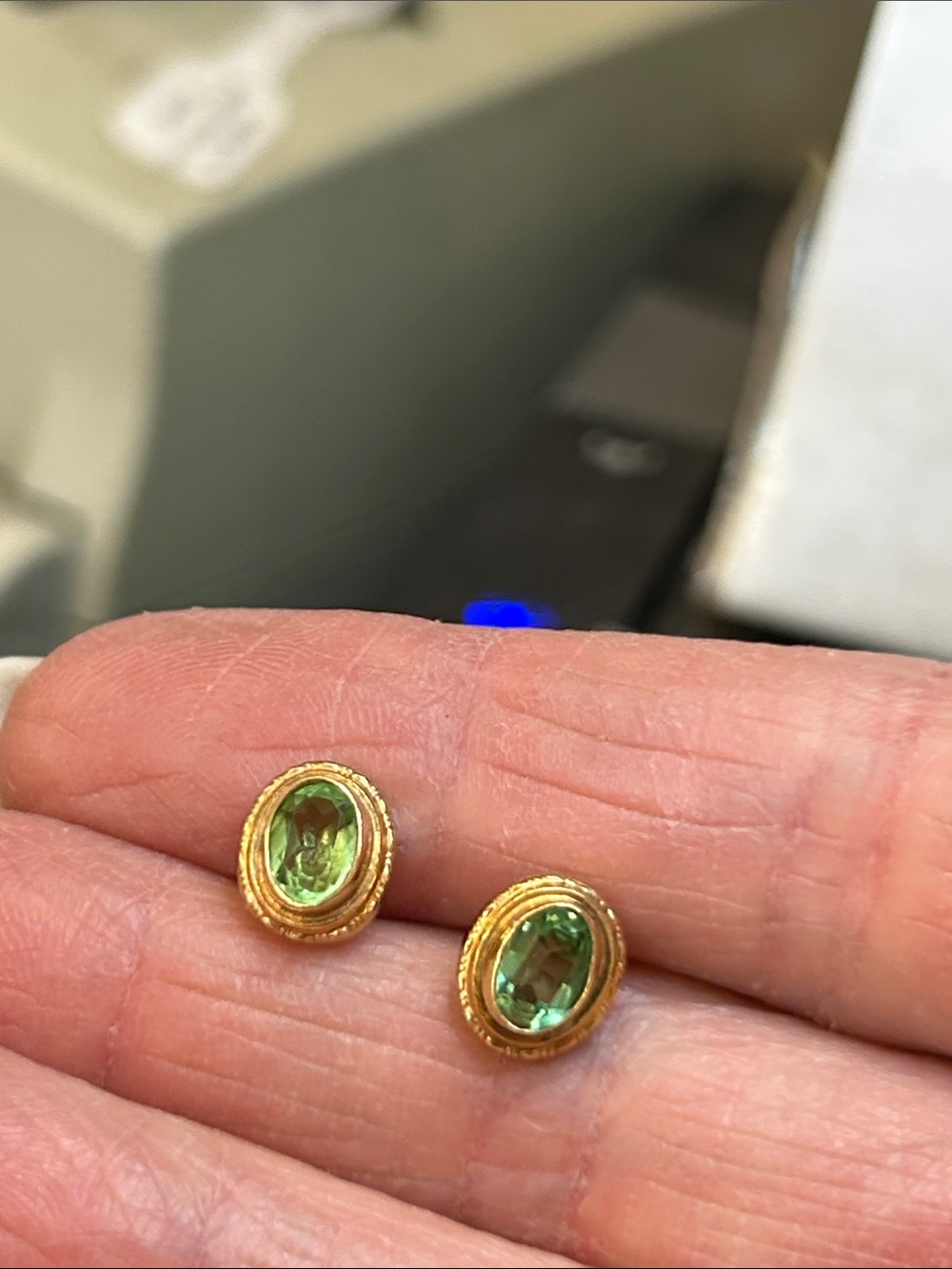 497221 14k yg peridot earrings